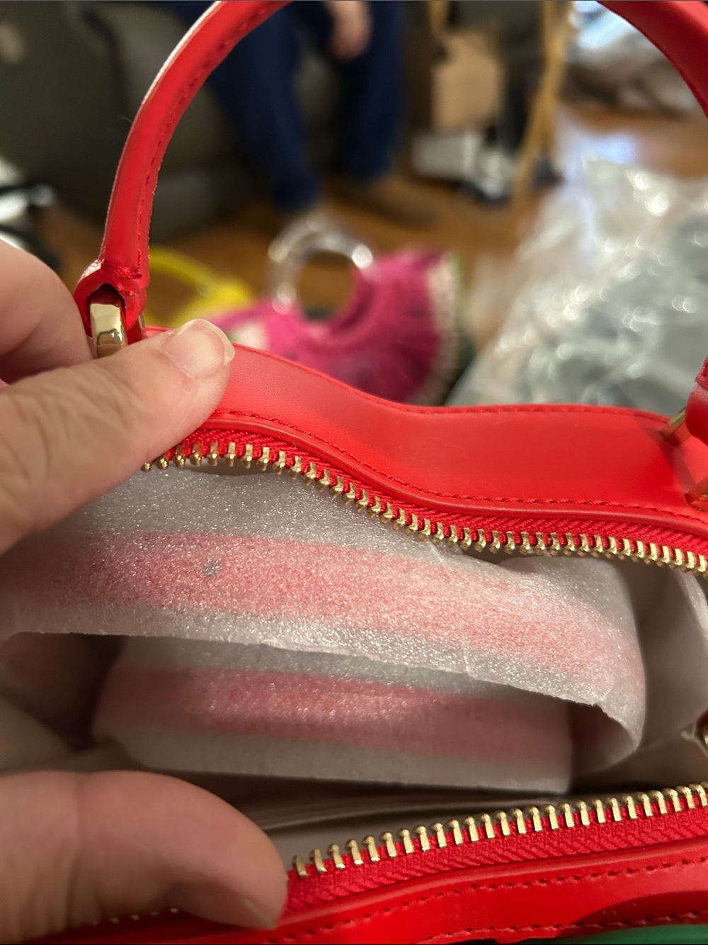 kate spade red strawberry-shaped mini top-handle bag with green leaf appliqué - Picture 4 of 4